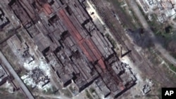 Esta imagen satelital proporcionada por Maxar Technologies muestra una vista del extremo este de la planta siderúrgica Azovstal en Mariupol, en territorio bajo el gobierno de la República Popular de Donetsk, este de Ucrania, el jueves 12 de mayo de 2022.