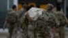 Anggota angkatan bersenjata Inggris Brigade Serangan Udara 16 berjalan ke terminal udara setelah turun dari pesawat Royal Airforce Voyager di Brize Norton, Inggris 28 Agustus 2021. (Alastair Grant/ Pool via REUTERS)