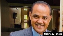 ዩናይትድ ስቴትስ በሚገኘው የሚሲሲፒ ዩንቨርስቲ የጋዜጠኝነት ትምህርት ክፍል መምህር እና የዓለም አቀፍ ፕሮግራሞች አስተባባሪ ዶክተር ዘነበ በየነ 