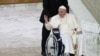 ARCHIVO - El papa Francisco llega en silla de ruedas a una audiencia con monjas y líderes religiosos en el Vaticano, el 5 de mayo de 2022. (AP Foto/Alessandra Tarantino, archivo)