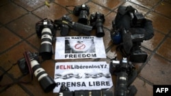 Sejumlah kamera diletakkan di atas lantai dalam aksi protes yang dilakukan oleh para jurnalis Kolombia yang menuntut pembebasan rekan mereka yang ditahan oleh kelompok tentara separatis. Aksi dilakukan di Cali, Kolombia, pada 27 Mei 2016. (Foto: AFP/Luis Robayo)