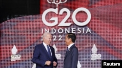 Presiden AS Joe Biden menyapa Presiden Joko Widodo ketika ia tiba untuk menghadiri KTT G20 di Nusa Dua, Bali, pada 15 November 2022. (Foto: Reuters/Kevin Lamarque)