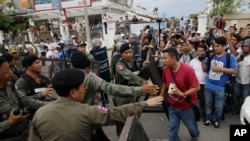 Polisi anti-huru-hara menghalangi jurnalis memasuki jalan utama yang diblokir di dekat kantor pusat Partai Penyelamatan Nasional (CNRP) di Phnom Penh, Kamboja. (Foto: Dok)