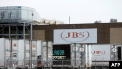 圖為肉食加工企業JBS位於密歇根州的工廠（2021年6月2日）
