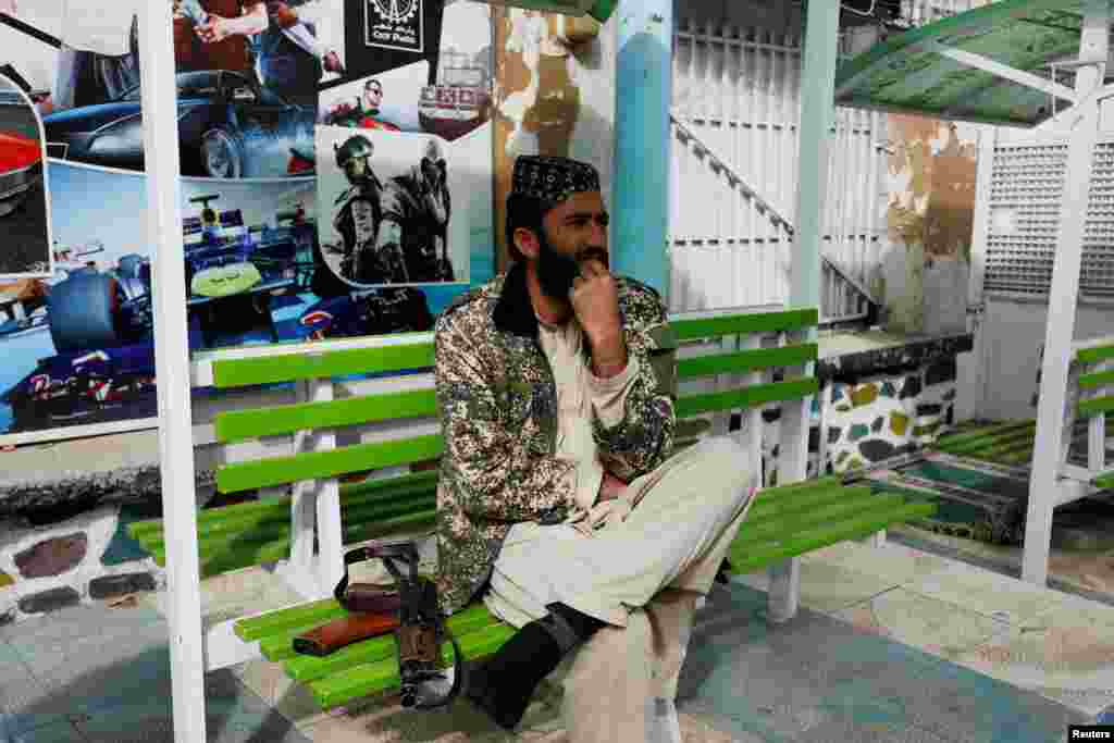 Parkda qo'riqchilik qilayotgan tolib. Afg’onistonda Tolibon ayollarning ko‘ngilochar bog‘larga kirishini taqiqladi. Kobul.
