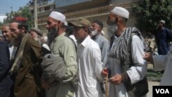 مهاجران افغان در پاکستان می گویند که به دلیل انقضاء معیاد کارت اقامت شان، آنان با آزار و اذیت پولیس مواجه اند. 