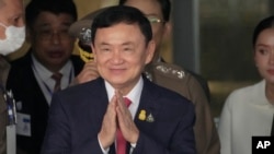 ทักษิณ ชินวัตร ไหว้ทักทายหลังเดินทางถึงท่าอากาศยานดอนเมืองในกรุงเทพฯ เมื่อ 22 สิงหาคม 2023 (ที่มา:AP)