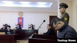 20년 가까이 북한을 드나들며 인도주의 구호활동에 앞장선 것으로 알려진 한국계 캐나다인 임현수 목사(오른쪽)가 지난해 12월 북한 최고재판소에서 국가 전복 음모 혐의로 종신형이 선고받았다.