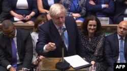 PM Boris Johnson di hadapan anggota parlemen Inggris, di London. (Foto: dok).