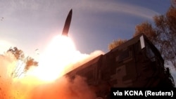 Sebuah rudal ditembakkan dari lokasi yang tidak disebutkan di Korea Utara dalam foto yang dirilis oleh kantor berita Korea Utara KCNA pada 10 Oktober 2022. (Foto: KCNA via Reuters)