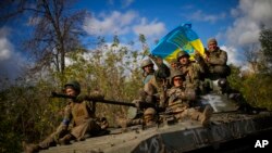 Фото: українські військові на броньованій машині, в районі Ізюма, 4 жовтня 2022 року. (AP Photo/Francisco Seco)