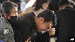 Seksan Sriraj, de 28 años, durante una ceremonia por las víctimas del ataque a una guardería en la localidad rural de Uthai Sawan, en el noreste de Tailandia, el 7 de octubre de 2022. Seksan perdió a su esposa embarazada, que era maestra en el centro. (AP Foto/Sakchai Lalit)