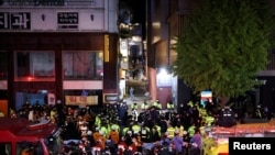 Tim penyelamat dan petugas pemadam kebakaran di lokasi di mana puluhan orang terluka akibat terinjak-injak saat festival Halloween di Seoul, Korea Selatan, 30 Oktober 2022. REUTERS/Kim Hong-ji