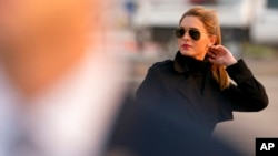 Mantan ajudan Presiden Donald Trump Hope Hicks tiba di Bandara Internasional Reno-Tahoe di Reno, Nevada, pada 12 September 2020. (Foto: AP/Andrew Harnik)