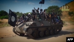 Gambar dari video Boko Haram memperlihatkan para tentaranya berparade di sebuah kota November lalu. 