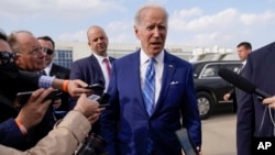 El presidente Joe Biden habla con los periodistas antes de abordar el Air Force One en el Aeropuerto Internacional de Des Moines, en Des Moines, Iowa, el martes 12 de abril de 2022, de camino a Washington.