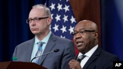 Dr. John F. Huth (kiri), Petugas Intelijen Pertahanan DIA untuk Luar Angkasa dan Kontraantariksa, dan Kevin Ryder, Analis Intelijen Pertahanan Senior DIA untuk Luar Angkasa dan Kontra, dalam pengarahan di Pentagon, Washington, Selasa, 12 April 2022. (AP/Susan Walsh)