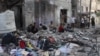 Warga Palestina duduk di dekat reruntuhan rumah keluarga yang terkena dampak pemboman Israel semalam di lingkungan Tal al-Sultan di Rafah di Gaza selatan pada 20 Mei 2024. (Foto: AFP)