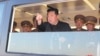 Severnokorejski lider Kim Džong Un gistikulira dok posmatra probno lansiranje nove vrste taktičkog vođenog oružja, na neodređenoj lokaciji, na fotografiji koju je 16. aprila 2022. objavila severnokorejska državna agencija KCNA.