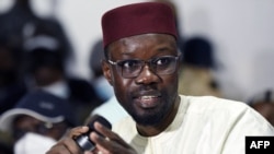 Le chef de l'opposition sénégalaise Ousmane Sonko au siège de son parti à Dakar le 8 mars 2021 après avoir été libéré de détention.