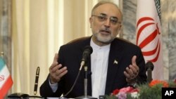 Ministro dos negócios estrangeiros iraniano desmentindo conversações com os Estados Unidos