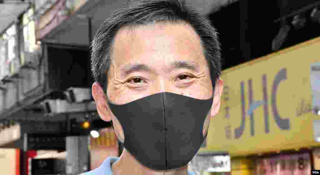 前立法會議員姚松炎戴上黑色口罩參與10月5日"全民蒙面遊行",批評特首林鄭月娥引用"緊急法"制訂"禁蒙面法",做法違反國際人權公約及基本法 (美国之音汤惠芸拍摄)