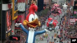 En esta foto de archivo del 23 de noviembre de 1995, un globo de Woody Woodpecker lidera una fila de otros globos y flota en Times Square de Nueva York durante el 69° desfile anual del Día de Acción de Gracias de Macy's.