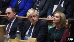 英国首相约翰逊、外交大臣特拉斯和国防大臣华莱士在议会出席听证（2022年2月24日）