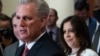 El líder de la minoría de la Cámara de Representantes de EE. UU., Kevin McCarthy, habla con los periodistas, junto a la recién elegida presidenta de la Conferencia Republicana de la Cámara, la representante Elise Stefanik, republicana por Nueva York.