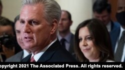 El líder de la minoría de la Cámara de Representantes de EE. UU., Kevin McCarthy, habla con los periodistas, junto a la recién elegida presidenta de la Conferencia Republicana de la Cámara, la representante Elise Stefanik, republicana por Nueva York.