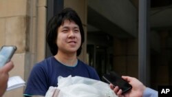 新加坡青年博主余彭杉(Amos Yee)获得政治庇护后在美国移民局办公室外面回答记者问题（2017年9月26日）