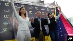 María Corina Machado, dirigente opositora, el candidato presidencial opositor Edmundo González Urrutia y la líder del partido Encuentro Ciudadano Delsa Solórzano, participan en un mitin en Caracas el 16 de julio de 2024.