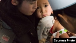 북한 무산군의 진료소에서 어린이가 영양실조 검사 후 예방접종을 맞고 있다. 사진제공=UNICEF 