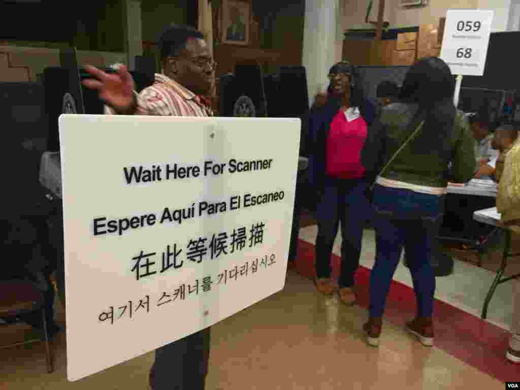 Inside polling station at the 2nd Canaan Baptist Church, Central Harlem, New York, April 19, 2016. (R. Taylor / VOA)