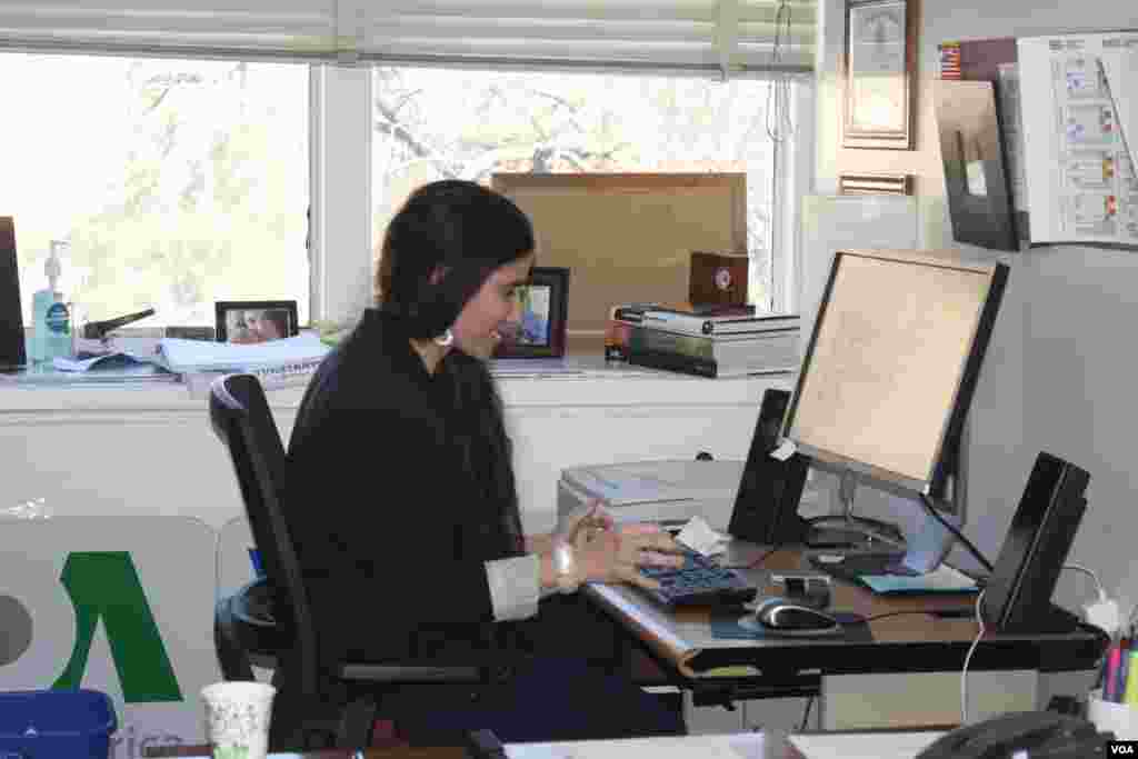 La bloguera cubana Yoani Sánchez visitó la Voz de América y aprovechó para revisar su blog.