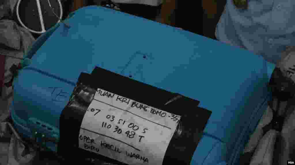 Suitcase thought to have belonged to an AirAsia QZ8501 passanger found by Indonesian military ship