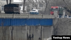 지난해 3월 중국과 북한이 인접한 두만강에서 화물차량이 북한 남양시와 중국 투먼 통상구를 오가고 있다.
