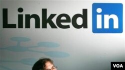 Reid Hoffman de LinkedIn, habla de la página web dedicada a crear redes profesionales de amigos.