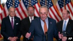 资料图片:参议院多数党领袖、纽约州民主党参议员查克·舒默(Chuck Schumer)于2023年5月3日在华盛顿国会大厦与参议院委员会主席一起公布了一项加强美国就业和制造业的法案,特别是在与中国的竞争中。