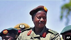 O presidente do Uganda, Yoweri Museveni passando a sua guarda de honra em revista, na cidade de Soroti.