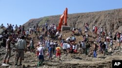ဖားကန့် ကျောက်စိမ်း လုပ်ငန်းခွင်နဲ့ စွန့်ပစ် မြေစာပုံ။