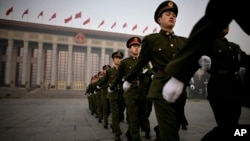 中国名义上的最高权力机构人民大会堂。图为武警部队在天安门广场巡逻。