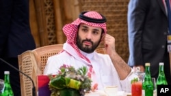 Putra Mahkota Mohammed bin Salman dari Arab Saudi duduk sebelum jamuan makan siang di KTT G20, 15 November 2022, di Nusa Dua, Bali. (Foto: melalui AP)