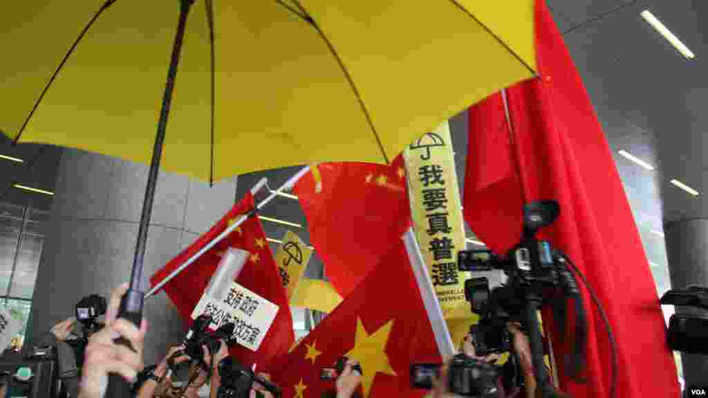 港府公佈政改方案對立團體立法會外衝突(美國之音海彥拍攝)