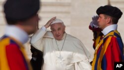 El papa Francisco llega a la audiencia general de los miércoles en la Plaza de San Pedro.