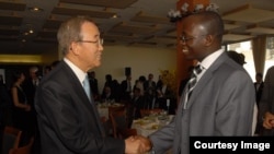 Katibu Mkuu wa zamani wa UN Ban Ki-moon akizungumza na mwandishi wa Tanzania Erick Kabendera.