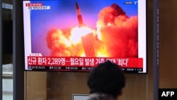 Ljudi gledaju televizijski program na kom se prikazuje sjevernokorejsko lansiranje rakete, 28. septembra 2021.