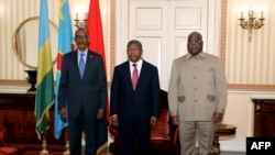 O Presidente do Ruanda, Paul Kagame (à esquerda), o Presidente de Angola, João Lourenço (à direita), e o Presidente da República Democrática do Congo, Felix Tshisekedi (à direita), posam para uma fotografia em Luanda, a 6 de julho de 2022.