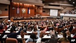 ARCHIVO - Legisladores cubanos ratifican la elección del nuevo presidente de la nación Miguel Díaz Canel en la Asamblea Nacional en La Habana. Foto: AP, abril 19 de 2018. El diario estatal Granma informó que una nueva constitución impulsará el papel del parlamento que generalmente se reúne dos veces al año para escuchar discursos y aprobar propuestas oficiales.