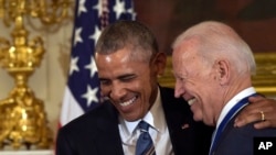 Le président Barack Obama donne la Médaille présidentielle de la liberté au vice-président Joe Biden lors d'une cérémonie à la Maison Blanche à Washington, le jeudi 12 janvier 2017. (AP Photo/Susan Walsh)